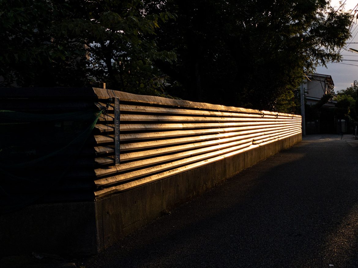 夕陽の当たる塀