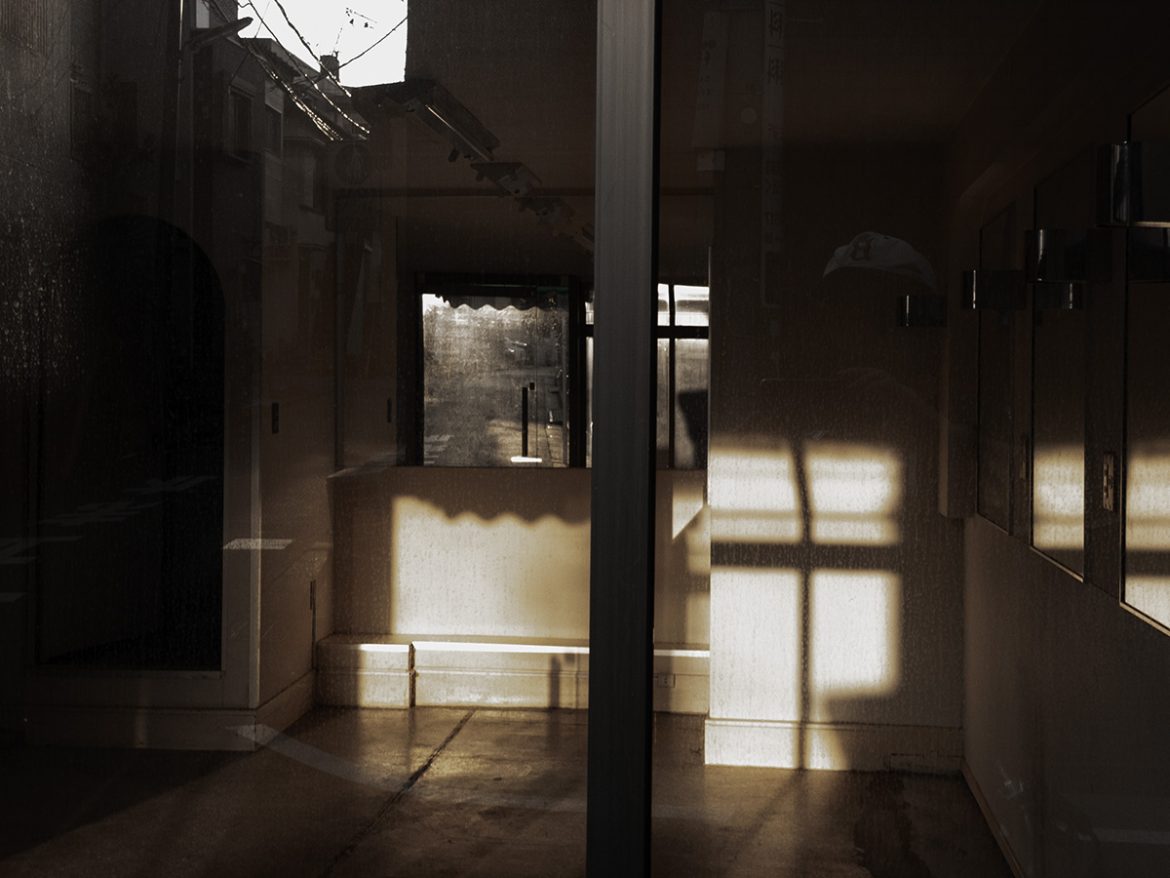 朝陽が差し込む